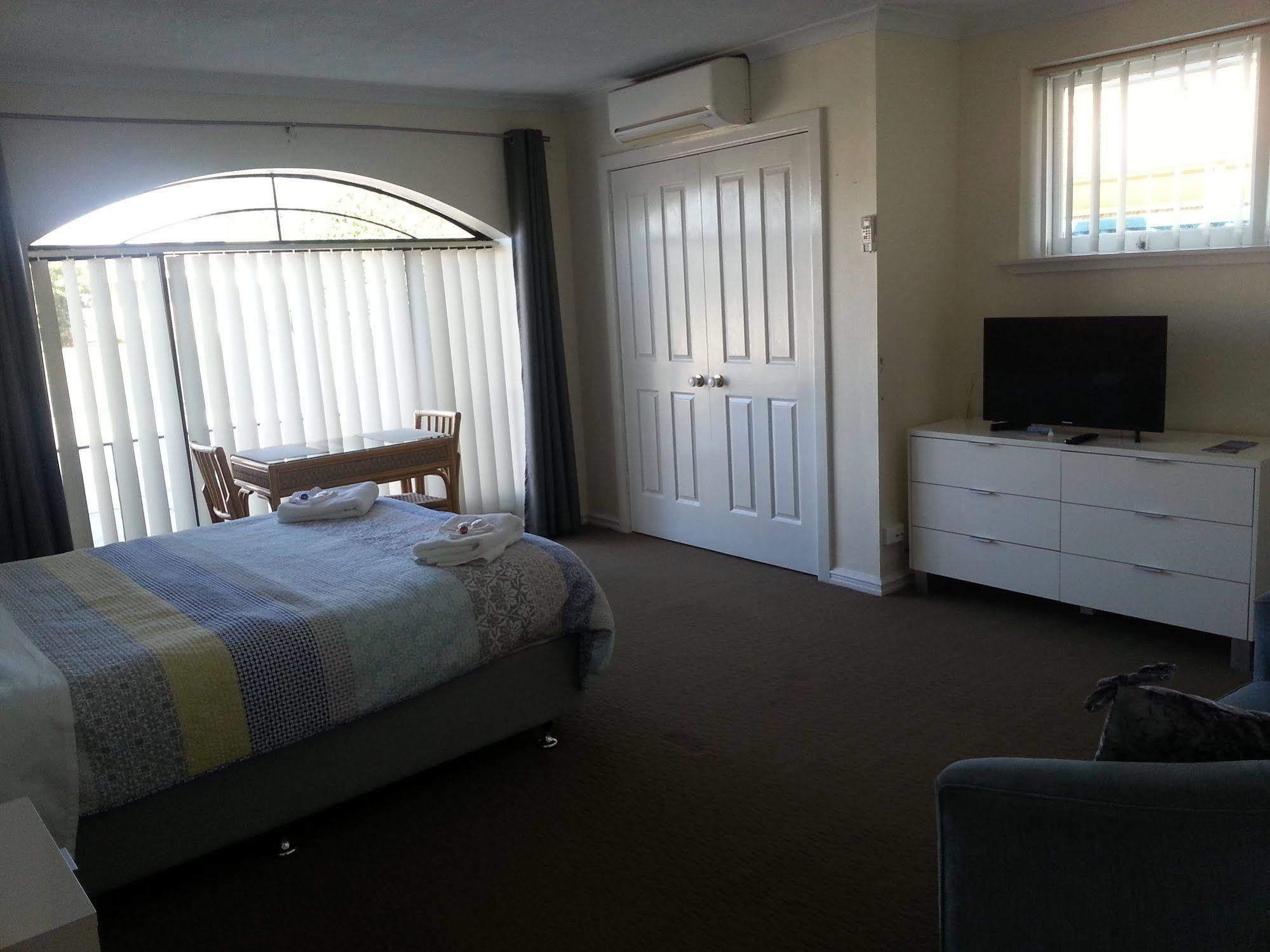 רוקינגהאם Palm Beach Guest House מראה חיצוני תמונה